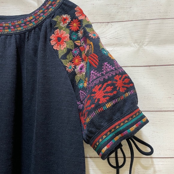 EXCELLENT CONDITION THML EMBROIDERED BIRD SLEEVE SHIFT DRESS IN NAVY BLUE - Picture 6 of 11